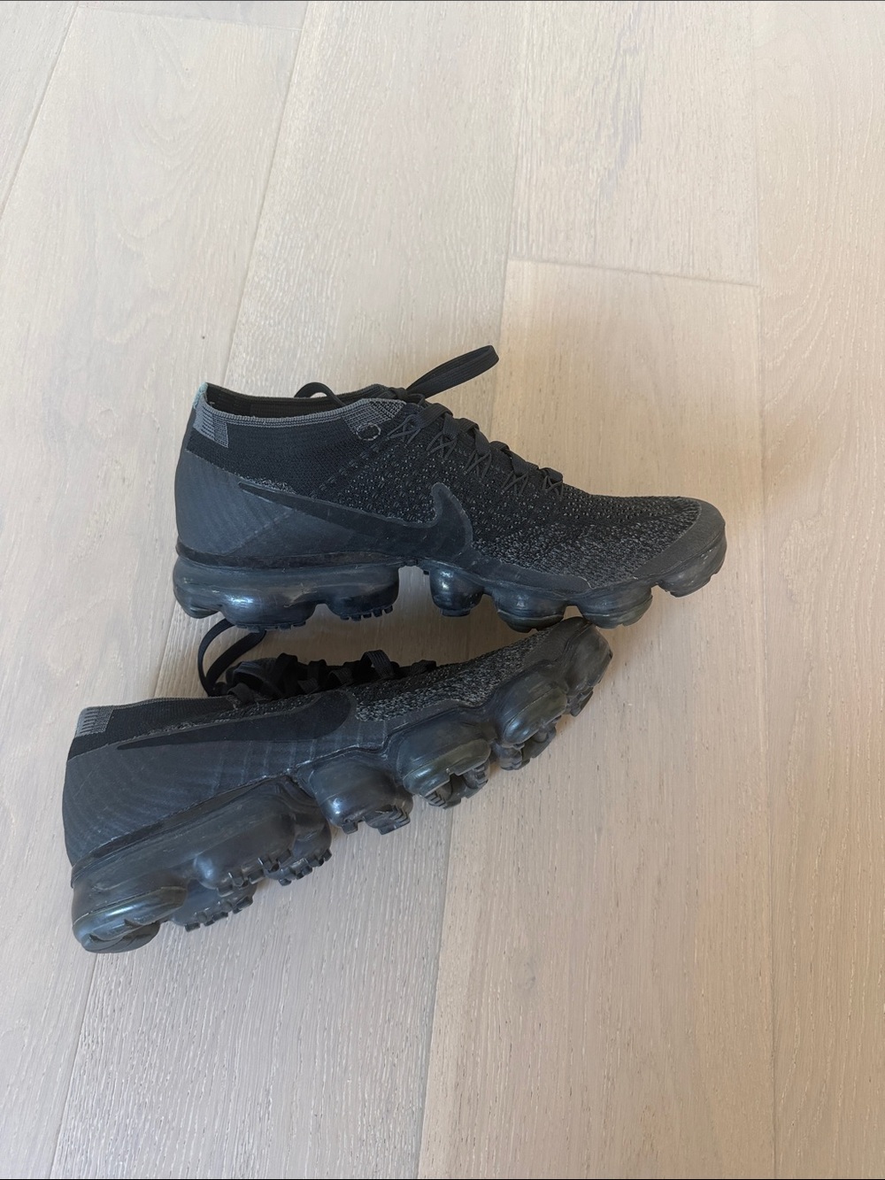 Nike Black VaporMax Flyknit Low-Top Sneakers women’s size 7/7.5